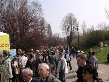 Kolejka do - Drzewko za surowce wtórne