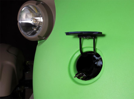 Pojazd elektryczny polskiej produkcji z Pruszkowa - Re-Volt Polski samochód elektrczyny Re-Volt - wtyczka ładowania