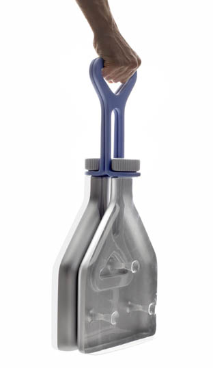 Butla oczyszczająca wodę promieniami słonecznymi- uchwyty do przenoszenia