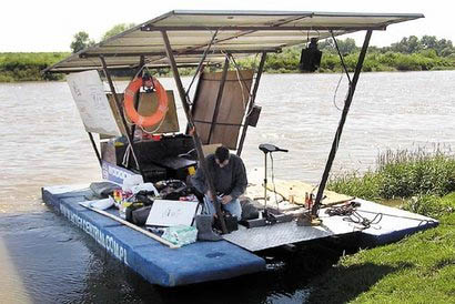Łódź Solarek przycumowana przy brzegu Wisły