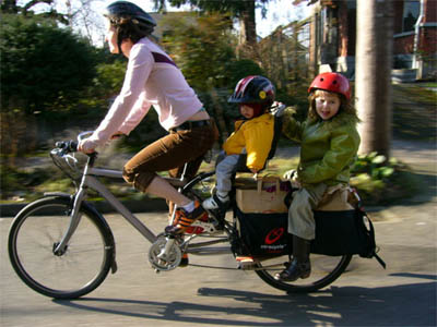 Możliwości ładunkowe xtracycle - matka, dwójka dzieci i 4 torby z zakupami